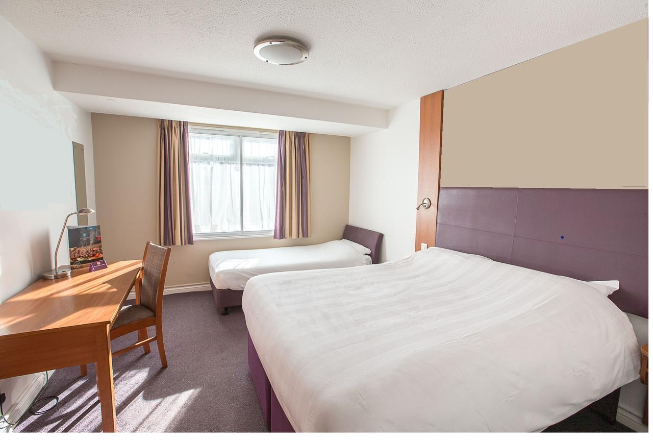 Redwings Lodge Солихъл Екстериор снимка